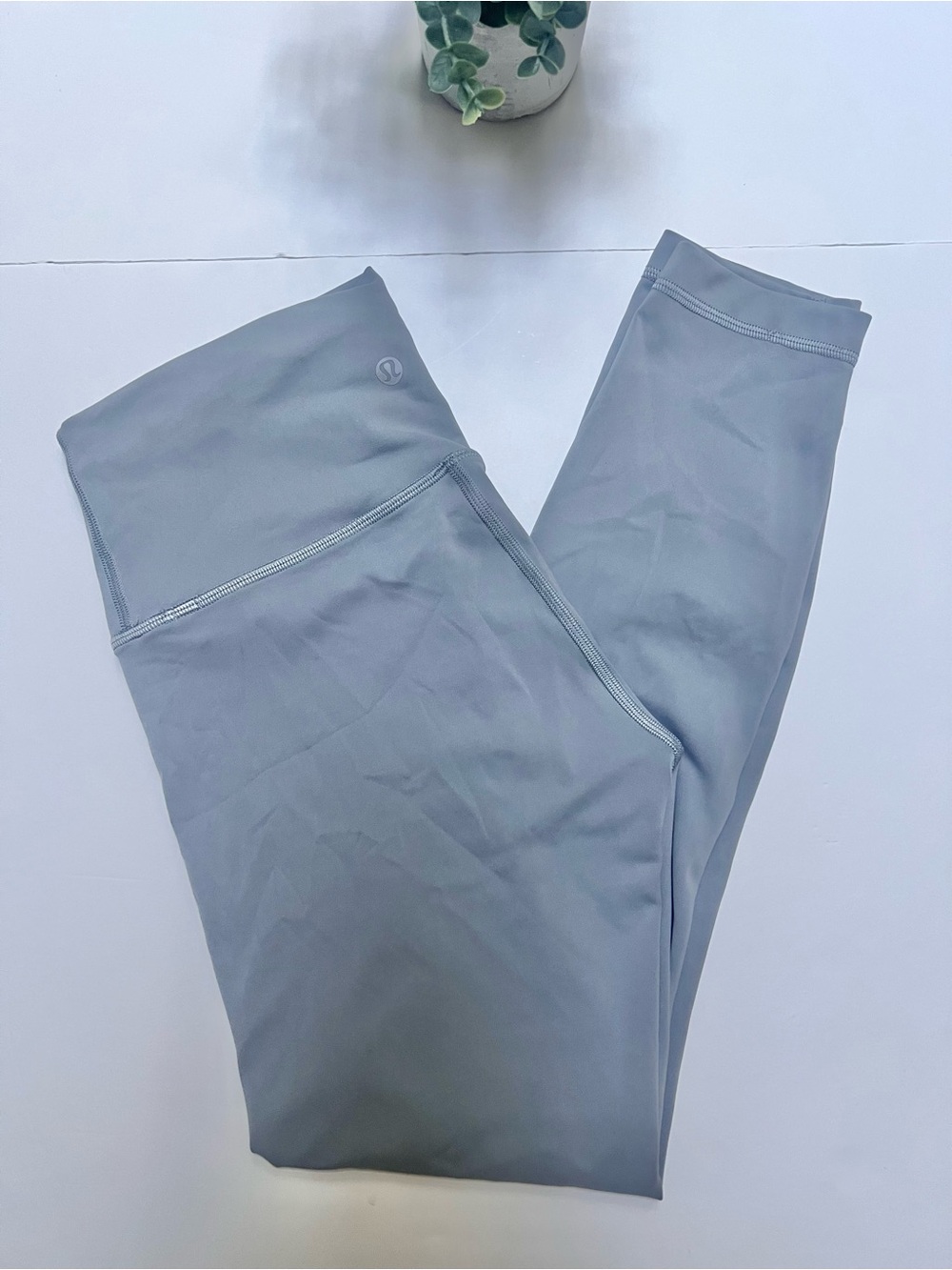 Lululemon Wunder Train High-Rise Tight 25"
Rhino Grey Size 6